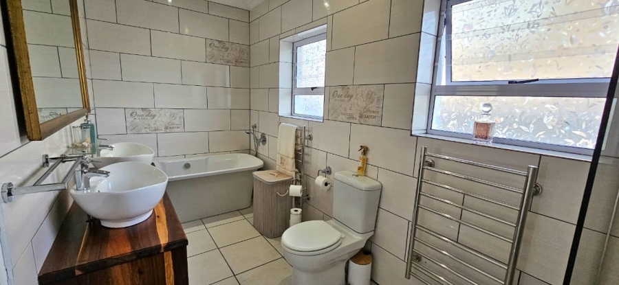 5 Bedroom Property for Sale in Kleinbaai Western Cape